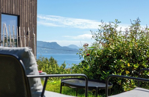 Leirvik Villa | Sea View Villa with 5 bedrooms, WiFi and AC in fabulous Stord Island