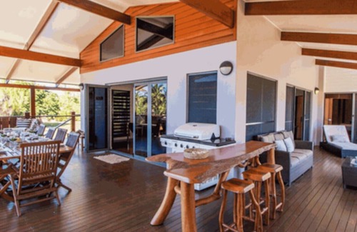 Agnes Water House | Seabreeze - 5 BR w/Pool Table - Beachfront