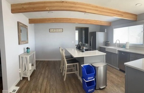 Pacific Beach House | Seabreeze-Dog Friendly-Ocean View 4 Bedroom w/Fenced Yard