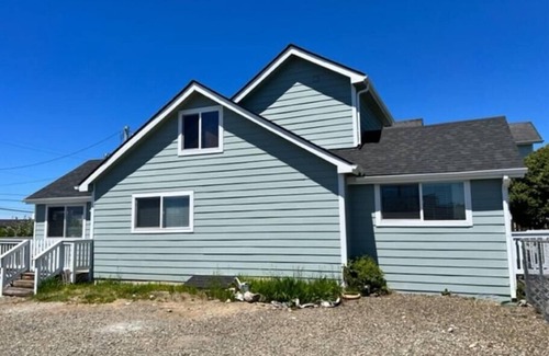 Pacific Beach House | Seabreeze-Dog Friendly-Ocean View 4 Bedroom w/Fenced Yard