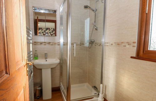 Morfa Bychan Cabin | SEABREEZE LODGE, family friendly, with a garden in Porthmadog