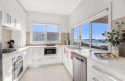 Warilla Apartment | Seabreeze on the Beach "Aura"
