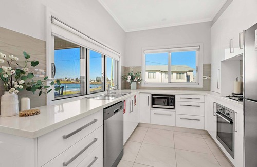 Warilla Apartment | Seabreeze on the Beach "Feng"