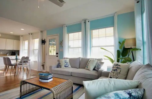 Surfside Beach House | Seabreeze Sueños ※ Surfside Abode a Walk to Beach
