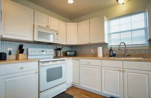 Surfside Beach House | Seabreeze Sueños ※ Surfside Abode a Walk to Beach
