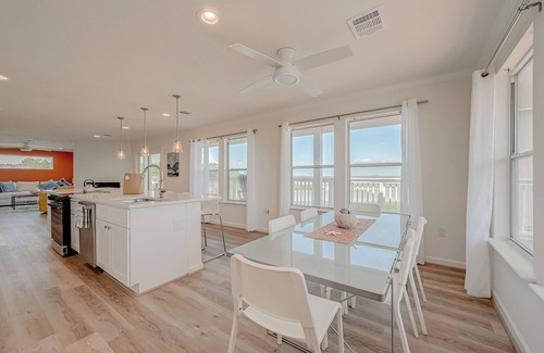 El Lago House | Seabrook/Kemah/Huge Deck, Games, Fishing/Pet-Friendly & Ready for Sun!