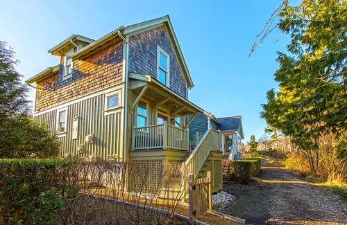 Seabrook House | Seabrook's Fish and Ships, enjoy the beach, the fire pit, and more!