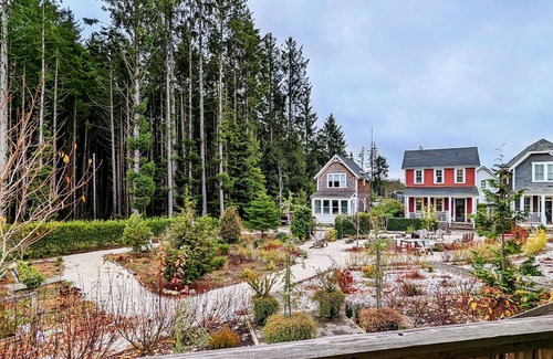 Seabrook House | Seabrook's Sea Babys, a 2-bedroom farmhouse!