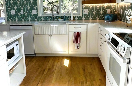 Ocracoke House | Seafield House: Dog friendly home, sound side beach, perfect getaway.
