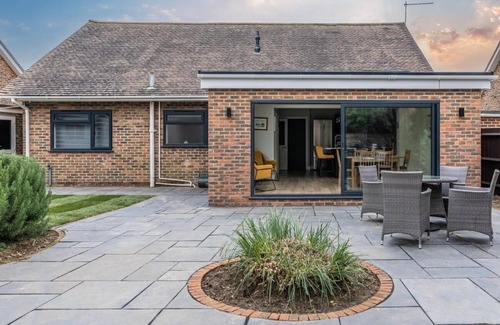 Seaford House | Seaford Retreat with Free Parking | By My Getaways