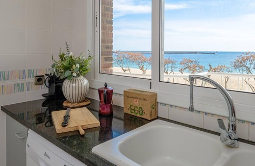 Palamos Apartment | Seafront Apartment with Terrace, WiFi & Parking - Palamós