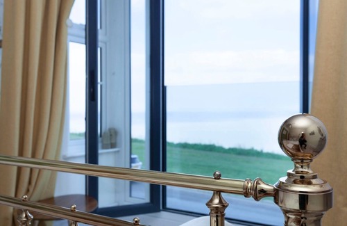Herne Bay House | Seafront home with fabulous view - 20m to beach.