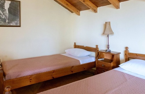 Platanias Town Apartment | Seafront Paradise With Sand Yard 10 M. From Beach!