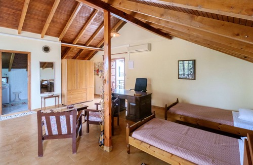Platanias Town Apartment | Seafront Paradise With Sand Yard 10 M. From Beach!