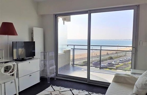 La Baule-Escoublac Apartment | Seafront studio with balcony and parking in La Baule