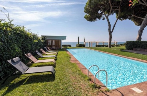 Mataro Villa | Seafront villa with private beach access