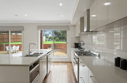 Cowes House | Seagrove Escape - Near the beach & WIFI
