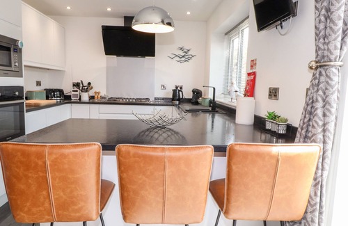 Morfa Bychan House | SEAGULL SHACK, family friendly, with hot tub in Morfa Bychan