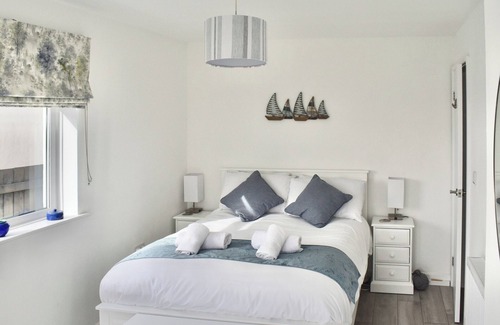 Brixham Cabin | Seagulls view is a modern 3 bedroom house sleeping up to 5 guests.