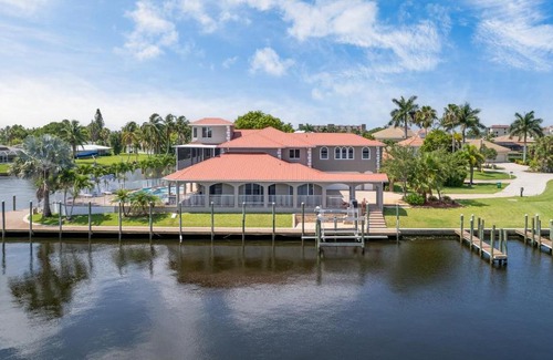 Caloosahatchee House | Seahawk by AvantStay Private Dock 4K SQ FEET w Pool Hot Tub Lookout Tower