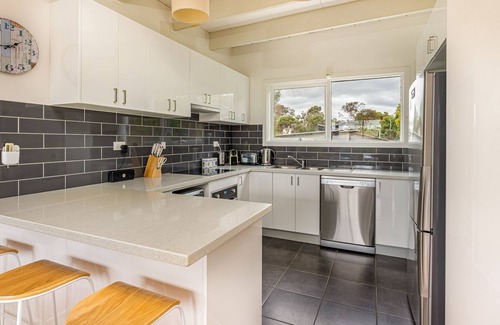 Smiths Beach House | Seanic at Smiths close to YCW beach. Enjoy a winter escape! Book a 3rd night for half price!