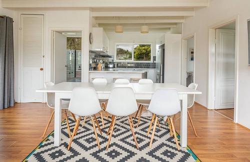 Smiths Beach House | Seanic at Smiths close to YCW beach. Enjoy a winter escape! Book a 3rd night for half price!