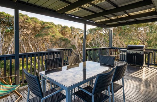Smiths Beach House | Seanic at Smiths close to YCW beach. Enjoy a winter escape! Book a 3rd night for half price!