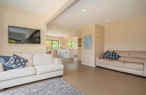 Matarangi House | Seas the Day - Matarangi Holiday Home