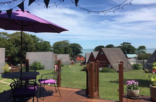Martin Cottage | SEASHELL COTTAGE LODGE 97, family friendly, with pool in Kingsdown