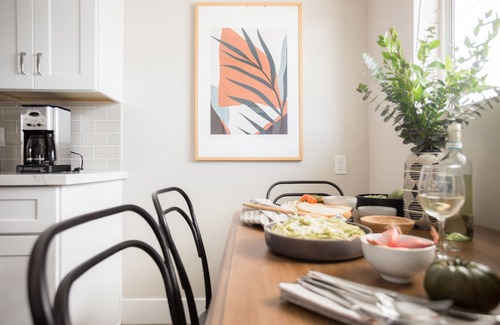 Village of La Jolla Apartment | Seashore VII by AvantStay | Modern La Jolla Flat 5mins from the Beach!