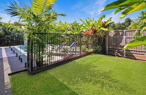 Palm Cove House | Seaside 300m to beach 32c pool for cooler months