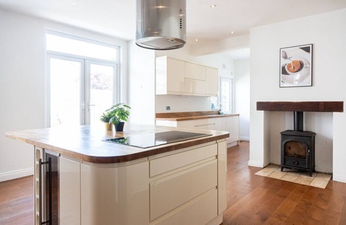 Westcliff-on-Sea House | Seaside 5 Bedroom house + Parking + Garden