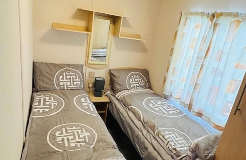 Leysdown-on-Sea Cabin | Seaside Charm Carvan in Leys Down on sea