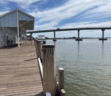 Goolwa House | Seaside Daisy 3 Bedrooms 6 Beds