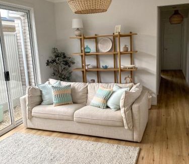 Goolwa House | Seaside Daisy 3 Bedrooms 6 Beds