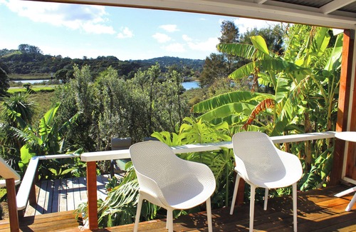 Surfdale House | Seaside Diamond - 5 minutes' drive to the popular Oneroa Village/Palm Beach