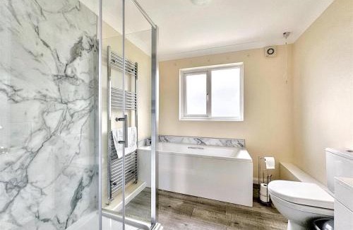 Porthleven House | Seaside Escape-Sleeps10-Family&PetFriendly-Balcony