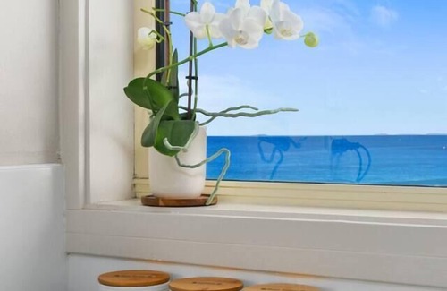 Towradgi Apartment | Seaside Escape Stunning Vistas over Towradgi Beach