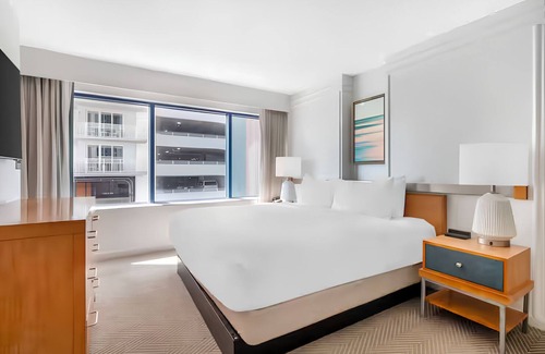 Daytona Beach Hotel | Seaside Fun! Balcony King Suite + Pool, Fitness, Arcade & Boardwalk!
