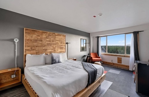 Long Beach Hotel | Seaside Resort! 2 Classy Units, Indoor Pool, Full-service Spa, Pets are Allowed!