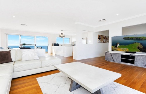 Forresters Beach House | Seaside Retreat - Spectacular Ocean Views