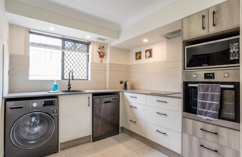 Wynnum Apartment | Seaside Serenity at Plumeria Place