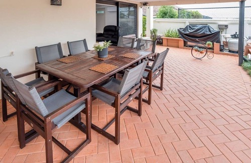 Wynnum Apartment | Seaside Serenity at Plumeria Place