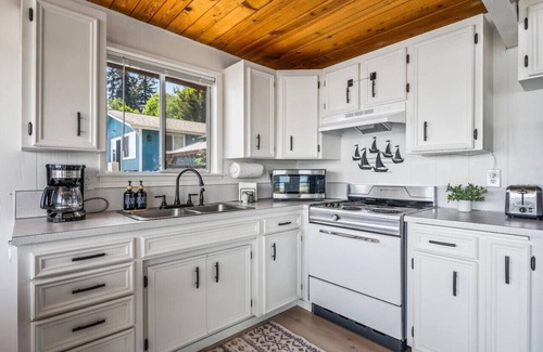 Southworth House | Seaside Serenity Beach Getaway w/kayaks & SUPs!