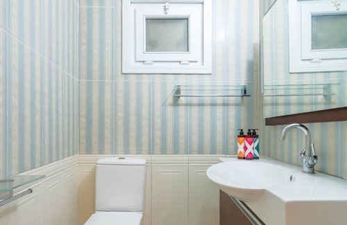 Yenikoy Mahallesi Apartment | Seaside Serenity in Sariyer, Istanbul