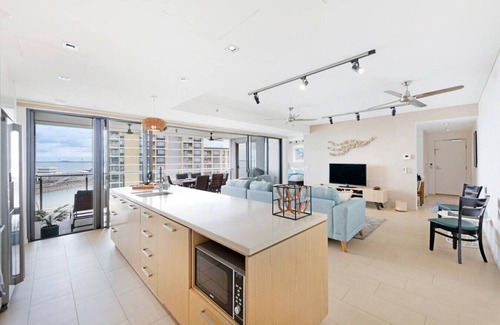 Darwin City Centre Condo | Seaside Serenity: Ocean View ~ Balcony Dining