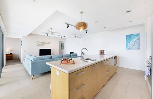 Darwin City Centre Condo | Seaside Serenity: Ocean View ~ Balcony Dining