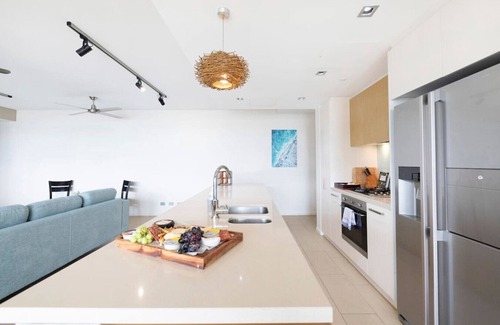 Darwin City Centre Condo | Seaside Serenity: Ocean View ~ Balcony Dining