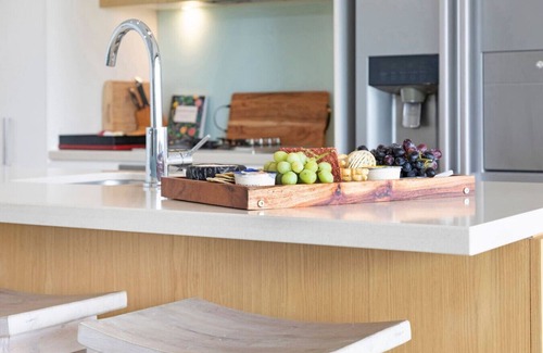 Darwin City Centre Condo | Seaside Serenity: Ocean View ~ Balcony Dining