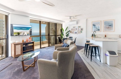 Main Beach Apartment | Seaside Serenity Ocean Views & Pool